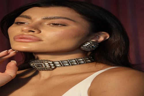 طقم هندي عباره عن عقد واقراط اذن