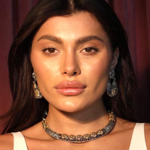 طقم بتصميم معتّق فاخر ومزيج الذهبي والفضي، يلفت من...