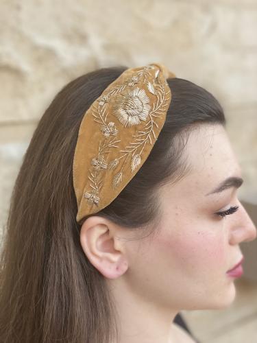 طوق شعر مشغول بالشك اليدوي