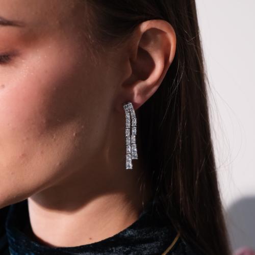 اقراط اذن بتصميم انيق مصنوعة من الزركون الفاخر