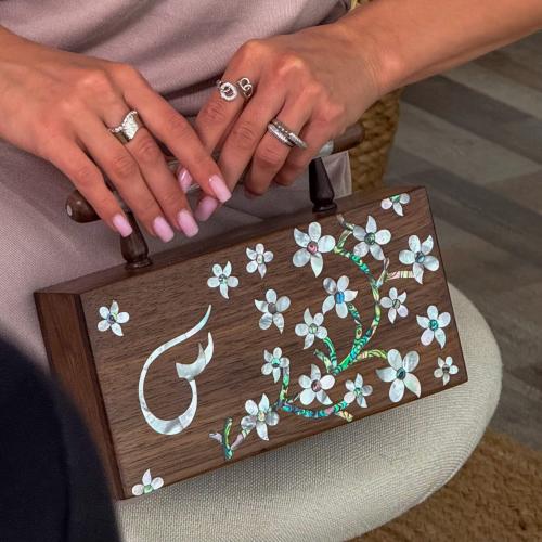 حقيبة فاخرة من خشب الجوز والصدف البحري بالاحرف الع...