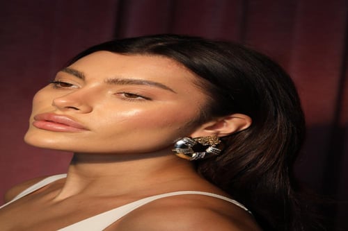 اقراط اذن فاخره باللونين الذهبي والفضي مزينه بالزر...