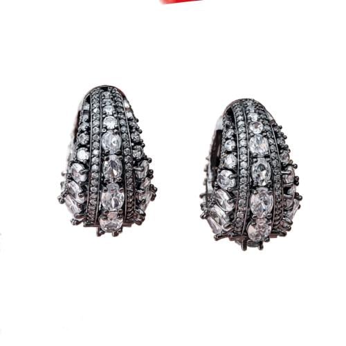 اقراط اذن انيقه بتفاصيل دقيقه مزينه بالزركون