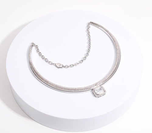 عقد فاخر بتصميم أنيق يمنح الإطلالة حضورًا مميزًا،...