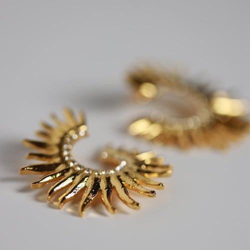 اقراط اذن (لون ذهبي) مطلية ومزينة بالزركون