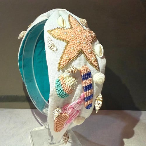 طوق شعر مشغول بالشك اليدوي