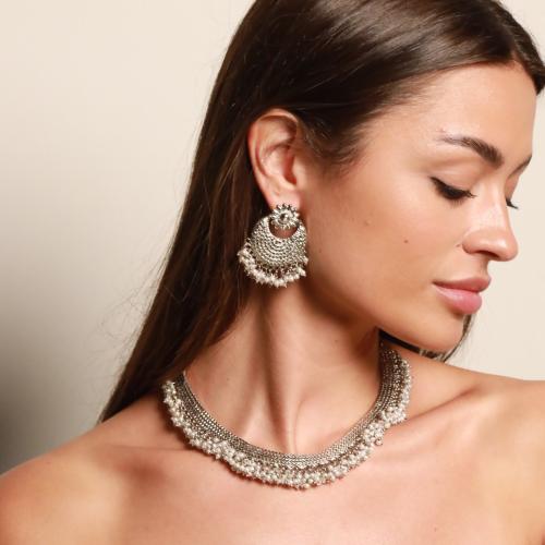 طقم هندي عبارة عن عقد واقراط اذن باللون الفضي