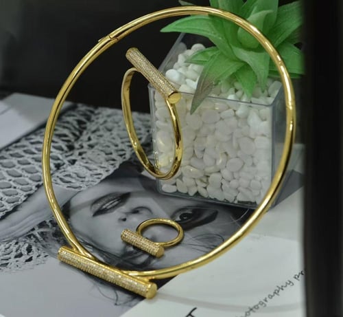 عقد مطلي بتصميم عصري ومينيمال مرصع بالزركون ، أنيق...