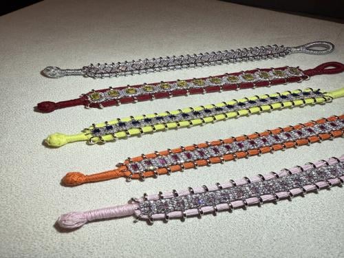 أسوارة مطلية بالروديوم، بزركون سويسري ولمسات من خي...