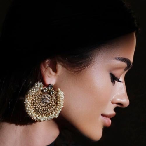 اقراط اذن بتصميم هندي باللون الذهبي