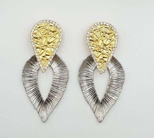 اقراط اذن فضي مع ذهبي مزينة بالكريستال