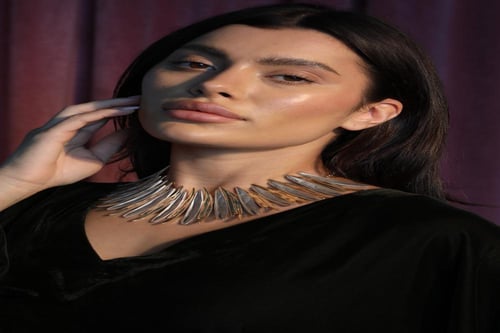 عقد مطلي باللونين الفضي والذهي