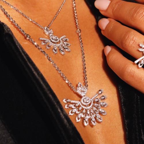 عقد شلال الضوء الطويل بتفاصيل متناغمة مطلية، يتلأل...