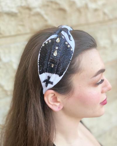 طوق شعر مشغول بالشك اليدوي