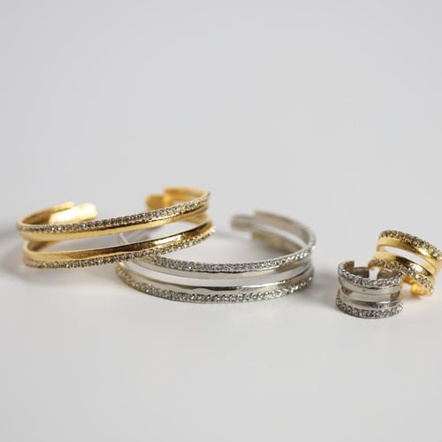 اساور مطلية بتصميم مميز ومزين بالزركون