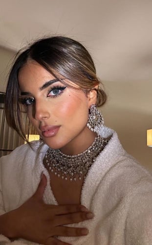 طقم هندي عبارة عن عقد واقراط اذن