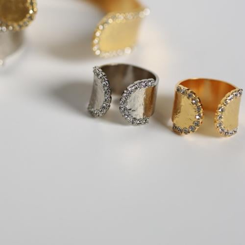 خاتم مطلي بتصميم مميز ومزين بالزركون