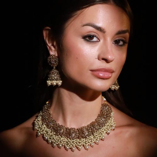 طقم هندي عبار عن عقد واقراط اذن