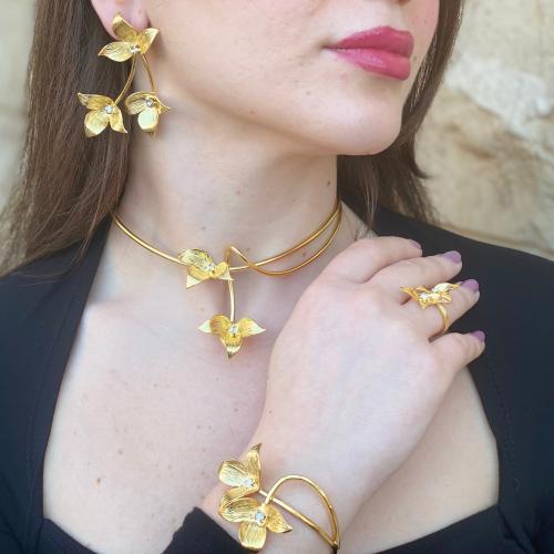 طقم انيق عبارة عن عقد واقراط اذن واسوارة وخاتم