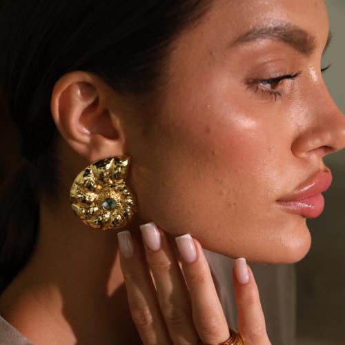 اقراط اذن ذهبية مطلية بتصميم مبتكر