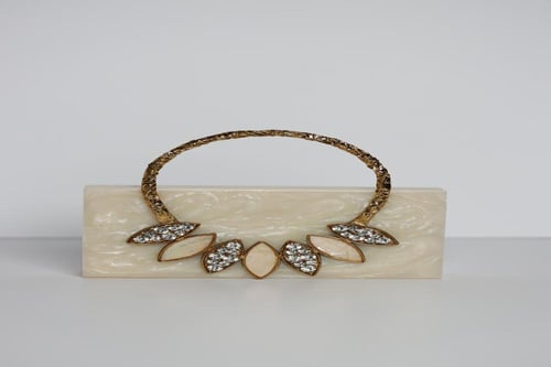 حقيبة سهرة من الاكريليك ومسكة من المعدن والكريستال