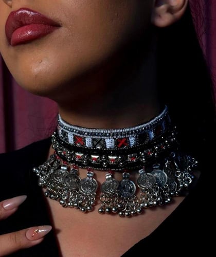 طقم عبارة عن عقد واقراط اذن من الخرز مصنوع يدويا ع...