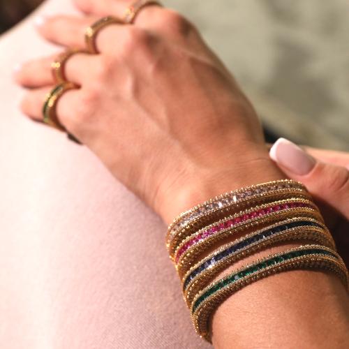 أساور مطلية بالذهب مرصعة بزركون فاخر، تعكس أناقة خ...