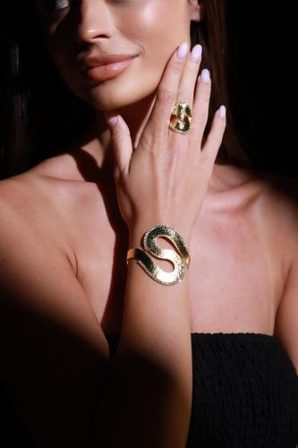 خاتم مطلي ذهب بتصميم مميز مع كريسال عالي الجوده