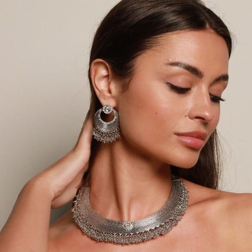 طقم هندي عبارة عن عقد واقراط اذن باللون الفضي