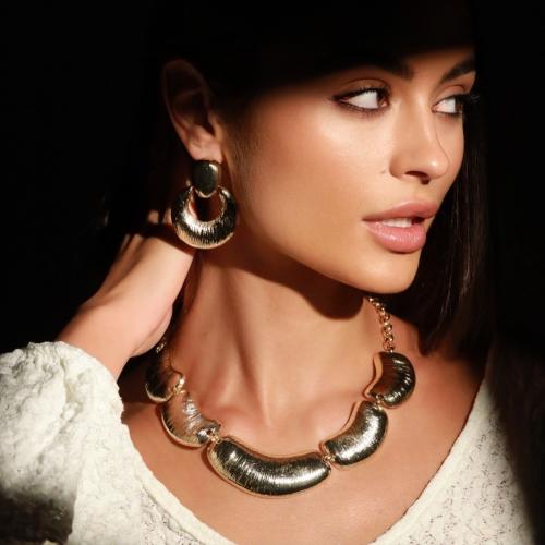 طقم انيق عبارة عن عقد وقراط اذن