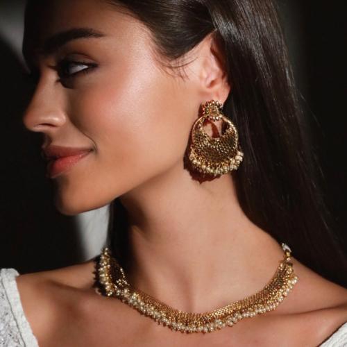 طقم هندي عبارة عن عقد واقراط اذن