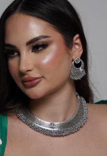 طقم هندي عبارة عن عقد واقراط اذن باللون الفضي