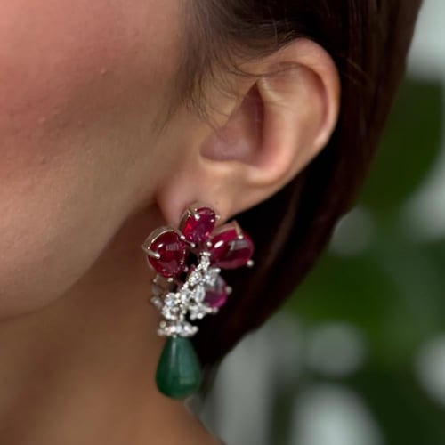 اقراط اذن فاخرة باللون الفضي ومزينة بالاحجار الطبي...