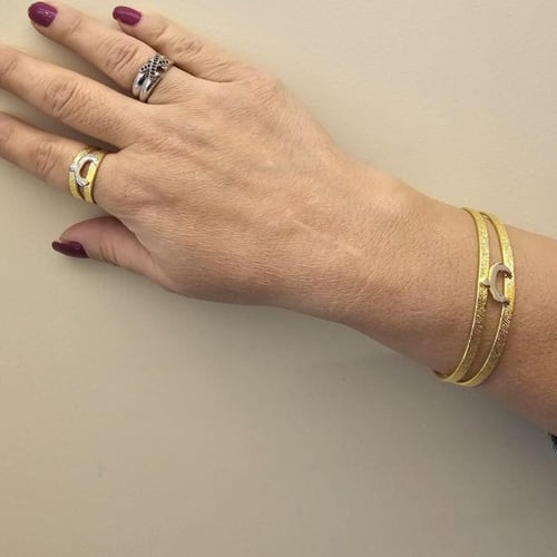 اسوارة مطلية ذهب بحروف عربية