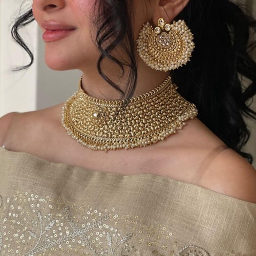 اقراط اذن بتصميم هندي باللون الذهبي