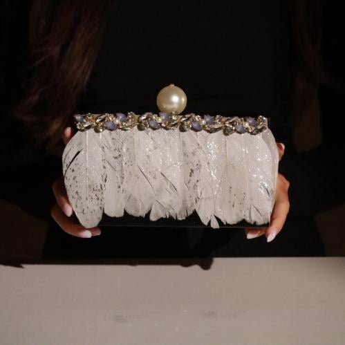 حقيبة يد باللون الاسود مزينه بالكريستال والريش