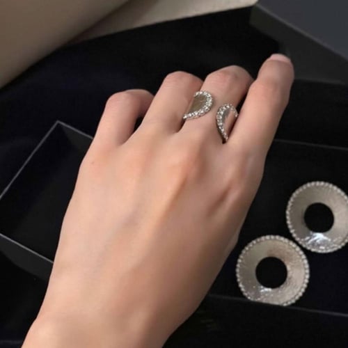 خاتم مطلي بتصميم مميز ومزين بالزركون