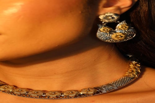 طقم بتصميم معتّق فاخر ومزيج الذهبي والفضي، يلفت من...