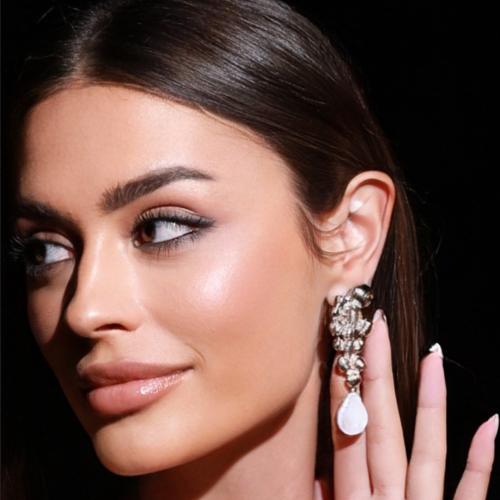 اقراط اذن باللون الفضي مطلية بتصميم مميز ومزينه با...