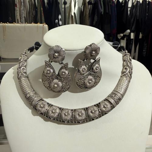 طقم بتصميم معتّق فاخر باللون الفضي، يلفت من الأمام...