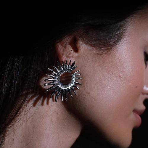 اقراط اذن فضية مطليه ومزينه بالزركون العالي الجودة