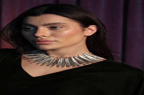 عقد مطلي باللونين الفضي والذهي