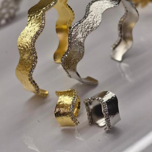 خاتم مطلي بتصميم متموج ومزين بالزركون