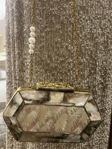 حقيبة يد من النحاس المطلي والصدف