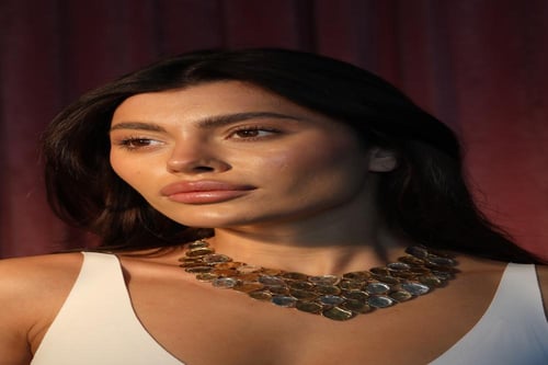 عقد باللونين الفضي والذهبي مطلي بتصميم يجمع بين ال...