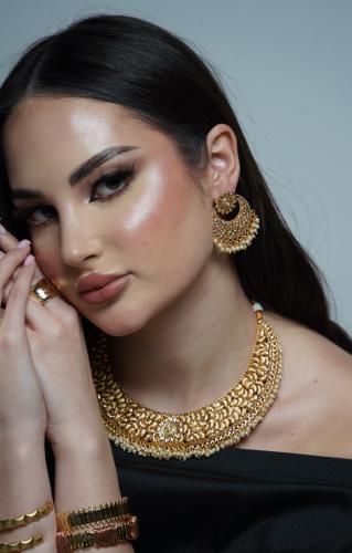 طقم هندي عبارة عن عقد واقراط اذن