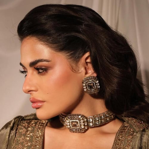 طقم هندي عباره عن عقد واقراط اذن