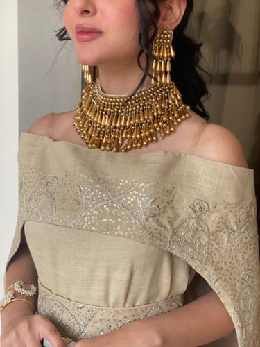 طقم هندي عبارة عن عقد واقراط اذن باللون البرونز