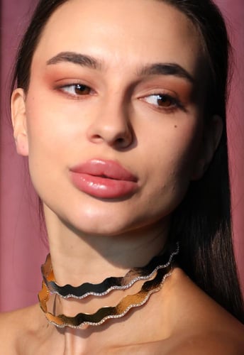 عقد شوكر مطلي بشكل متموج ومزين بالكرستال العالي ال...