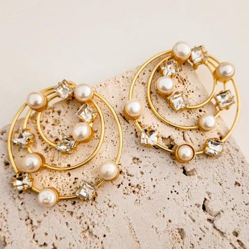 اقراط اذن مطلية ومزينه باللؤلؤ الزراعي والكريستال